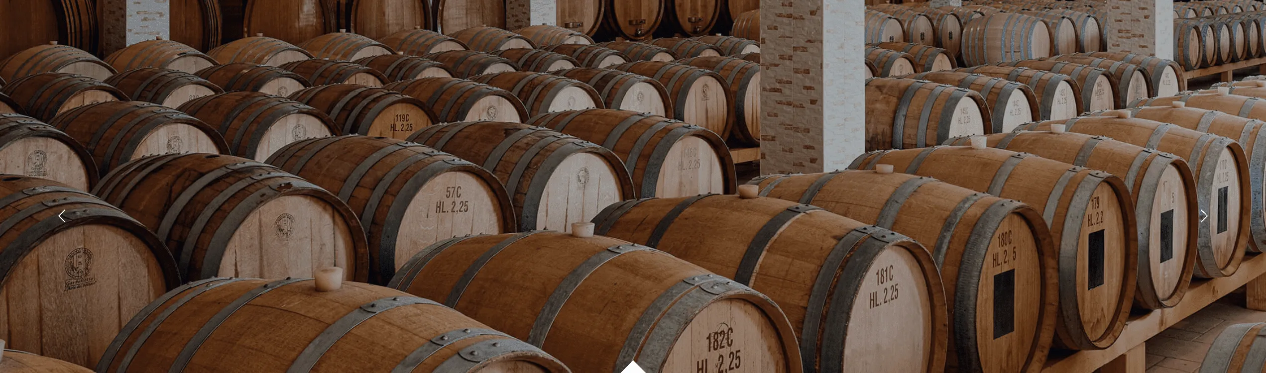 Wijnkelder van Feudo Croce met Megale rijpend in de eikenhouten vaten