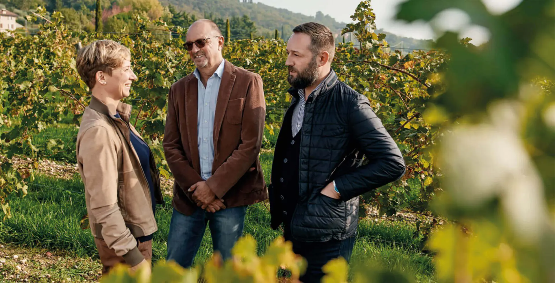 Vader en kinderen Tinazzi in de wijngaard van de cantina aan het Gardameer