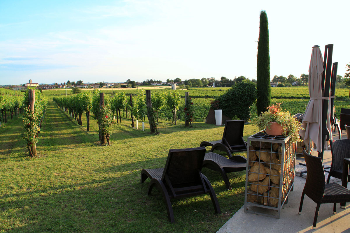 Ingang van wijnhuis Altùris met heuvelachtig landschap