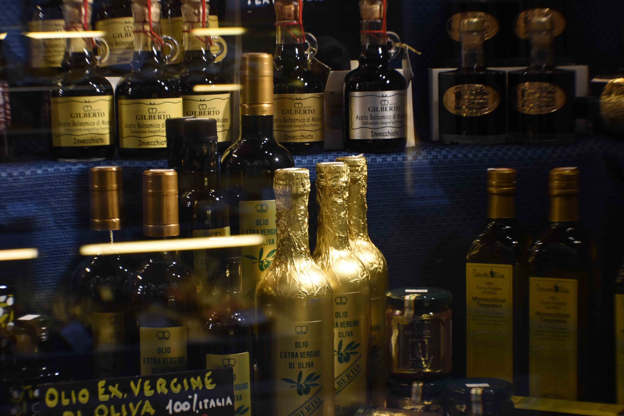 Italiaanse delicatessen waaronder olijfolie