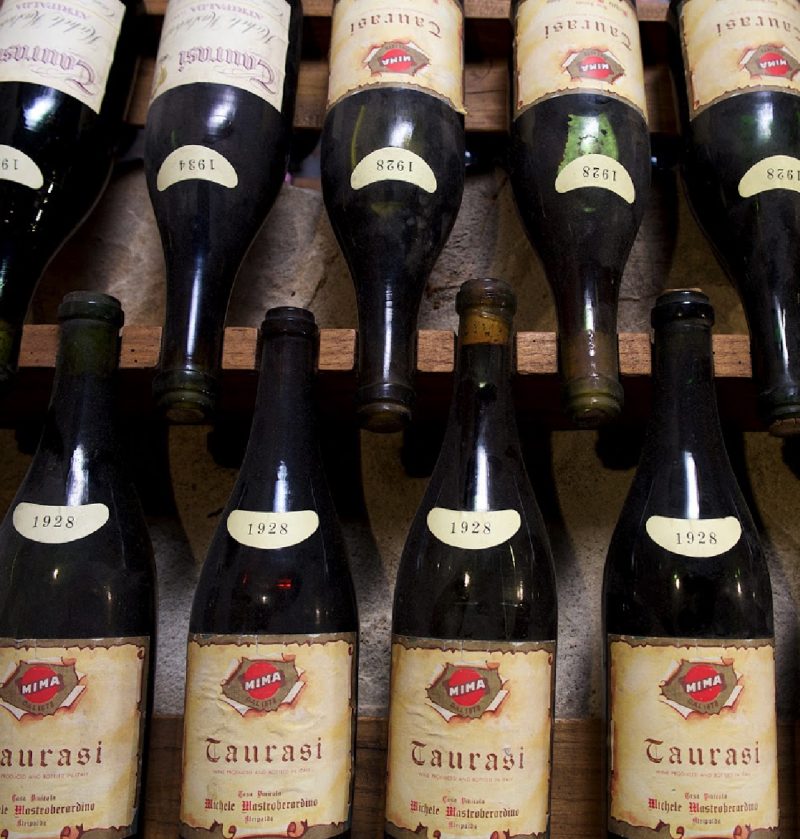 Flessen Taurasi in en kistje