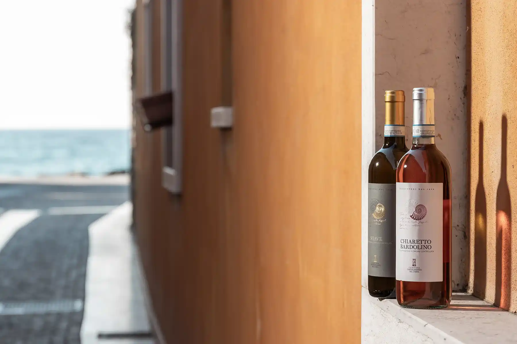 Fles Chiaretto van Castelnuovo del Garda met zicht op het Gardameer