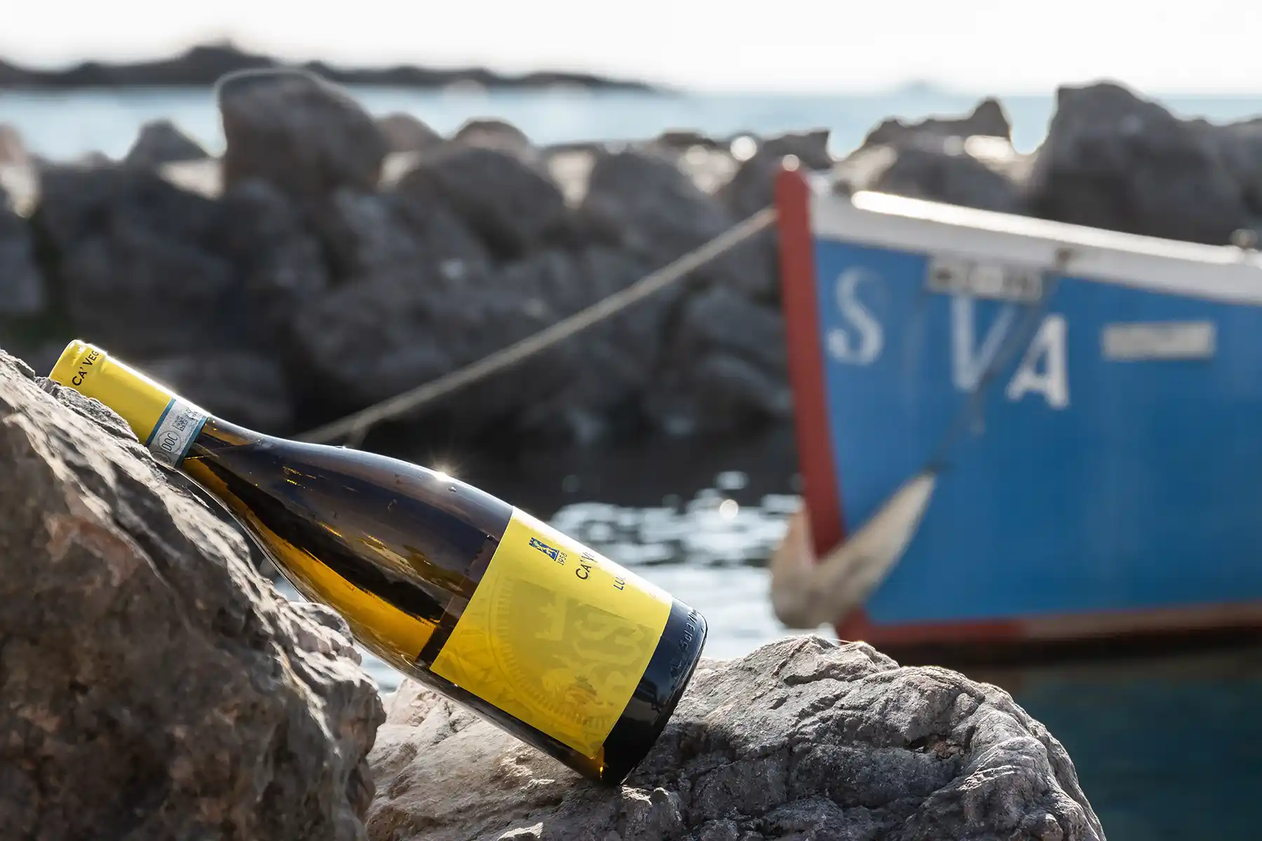 Wijnfles van Castelnuovo del Garda met zicht op het Gardameer