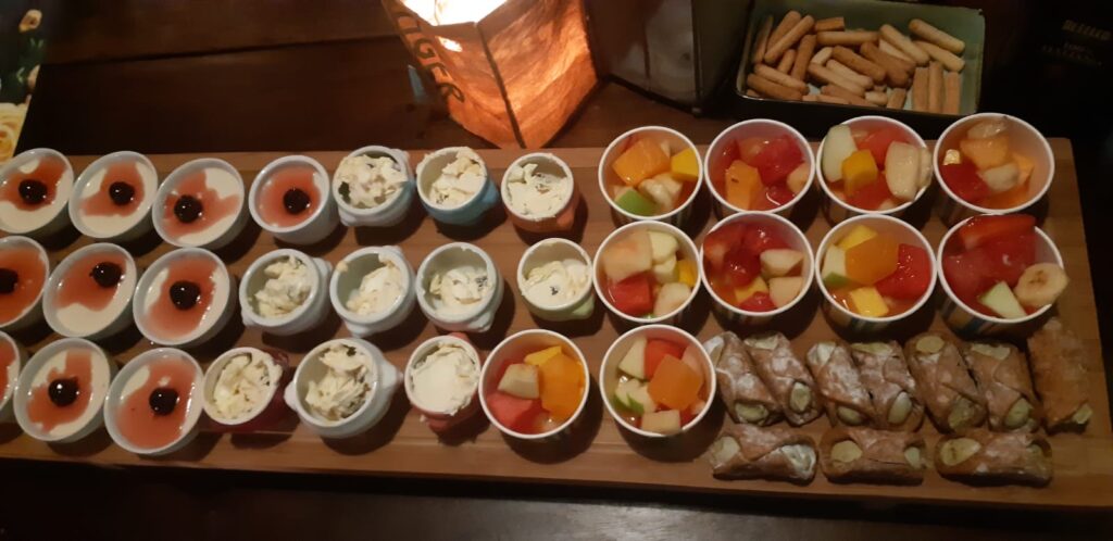 Italiaanse private dining tafel met schalen, wijn en sfeervolle setting