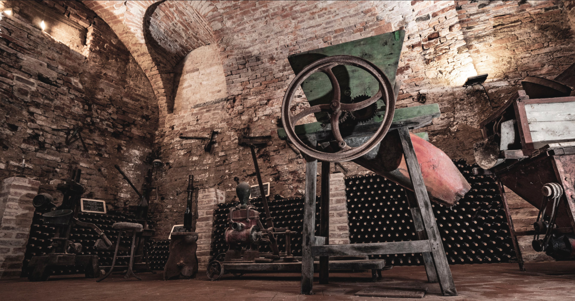 Detail van de kelder van Ferraris Agricola waar barriques opgestapeld liggen