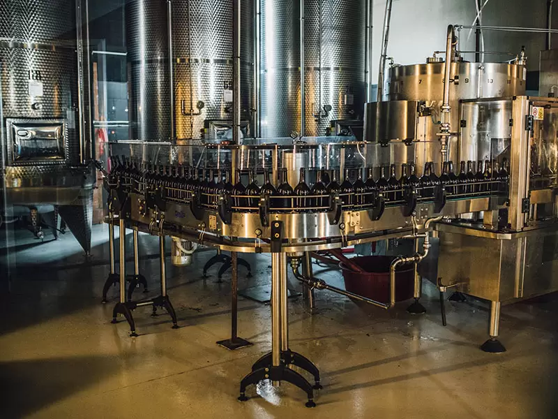 Moderne productiefaciliteiten van Cantine Madaudo in Barcellona Pozzo di Gotto