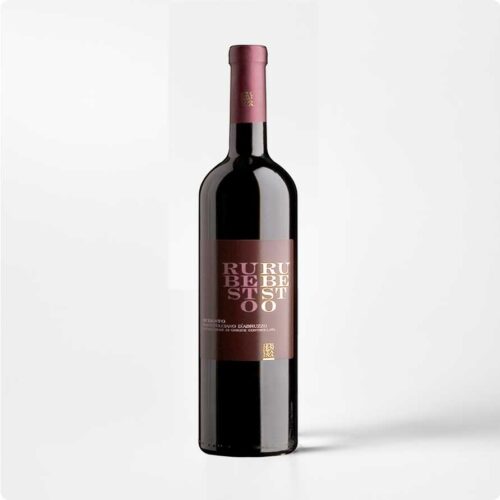 RUBESTO Fles Rubesto Montepulciano d’Abruzzo van Cantine Frentana tegen witte achtergrond