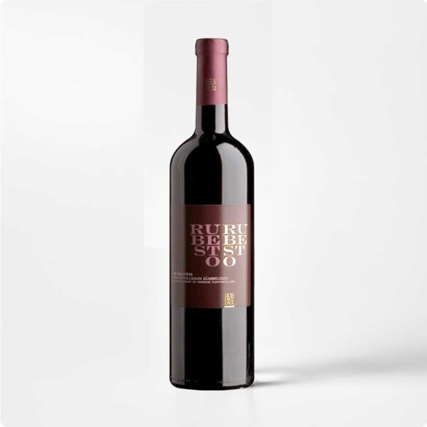 RUBESTO Fles Rubesto Montepulciano d’Abruzzo van Cantine Frentana tegen witte achtergrond
