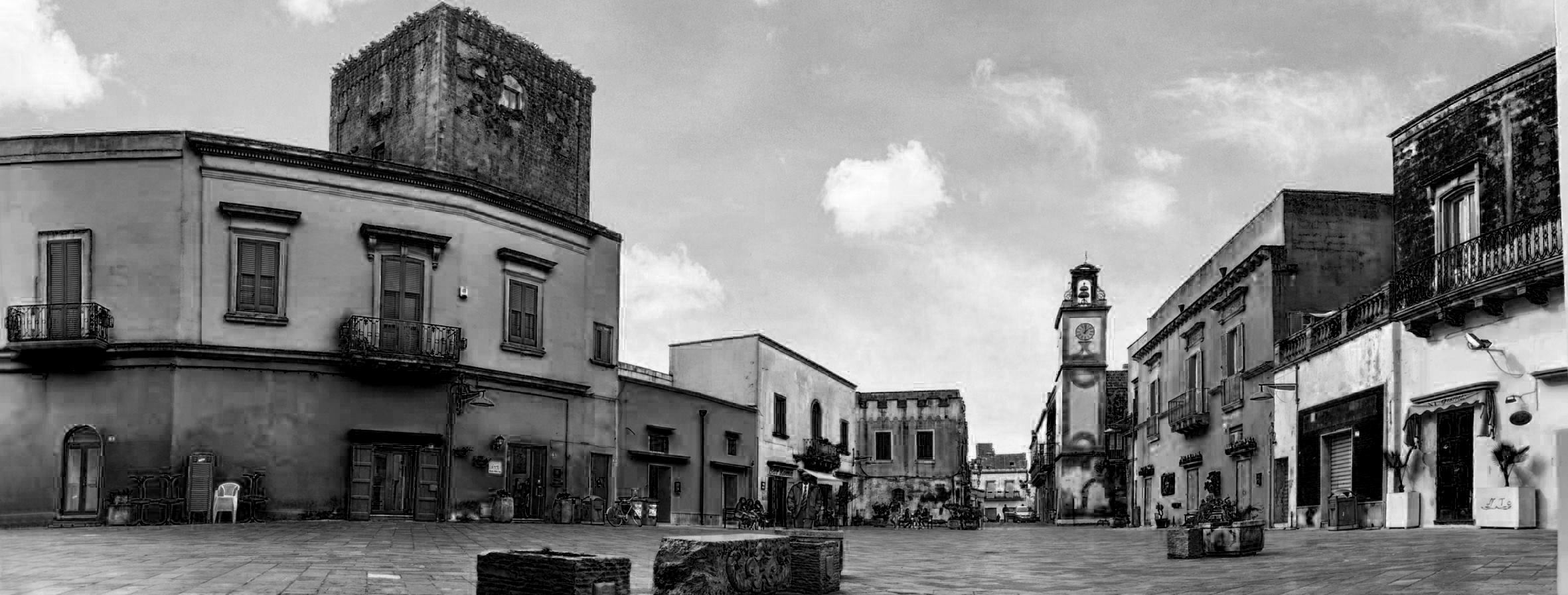 Sfeerfoto van Cantina Vecchia Torre in Leverano met zonlicht op gevel