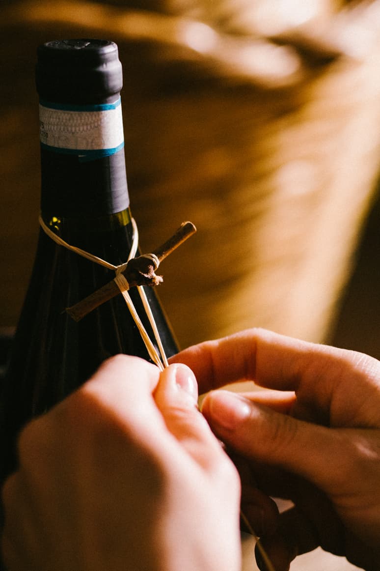 Close-up van het handgeknoopte touwtje om de flessenhals