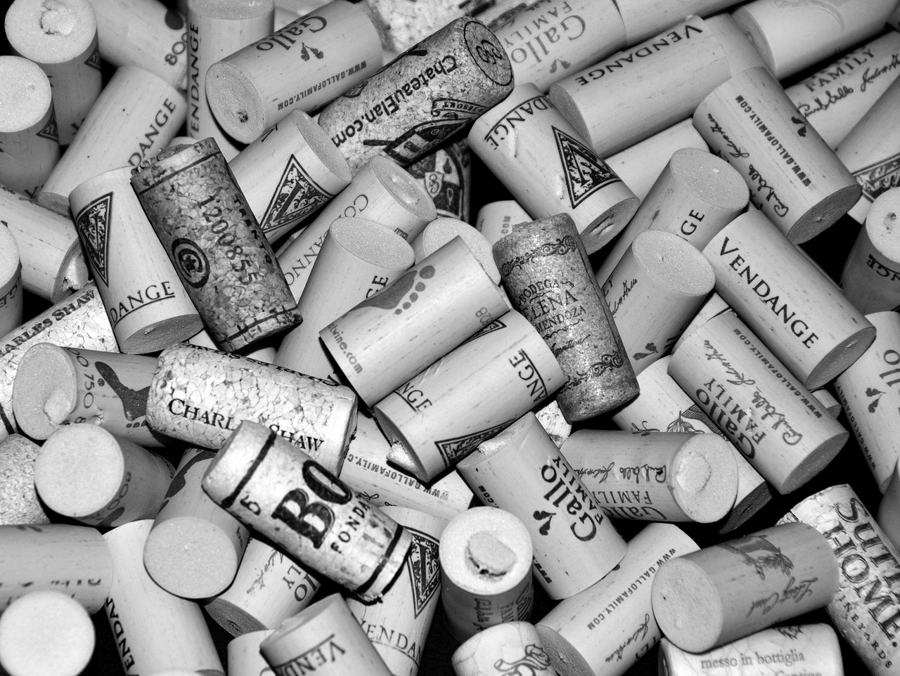 kruken van gebruikte rode wijnen met Canaiolo druif