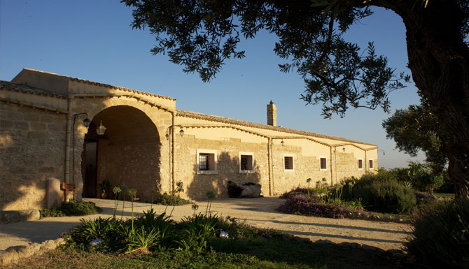 Rustiek baglio-gebouw van Baglio San Vincenzo te midden van wijngaarden