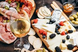 Glas Trebbiano Toscano witte wijn met antipast