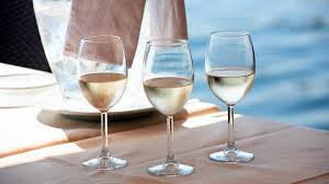 Lichtgele wijn van Catarratto-druiven bij zeezicht