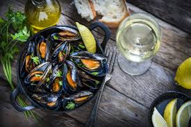 Glas Trebbiano witte wijn met schaal mosselen