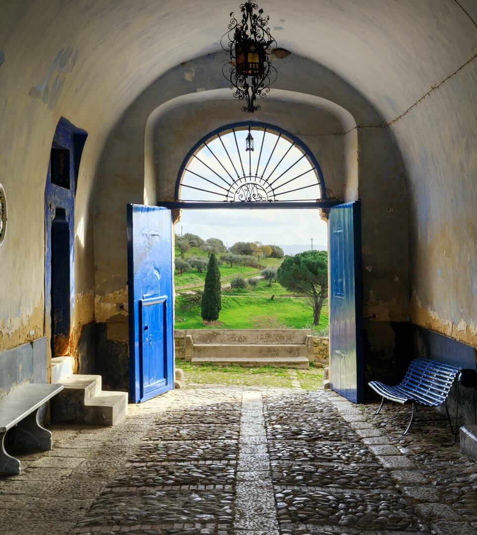 Historisch landhuis Tasca d’Almerita met cipressen en druivenranken