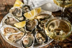 Glas rose met oesters en citroen