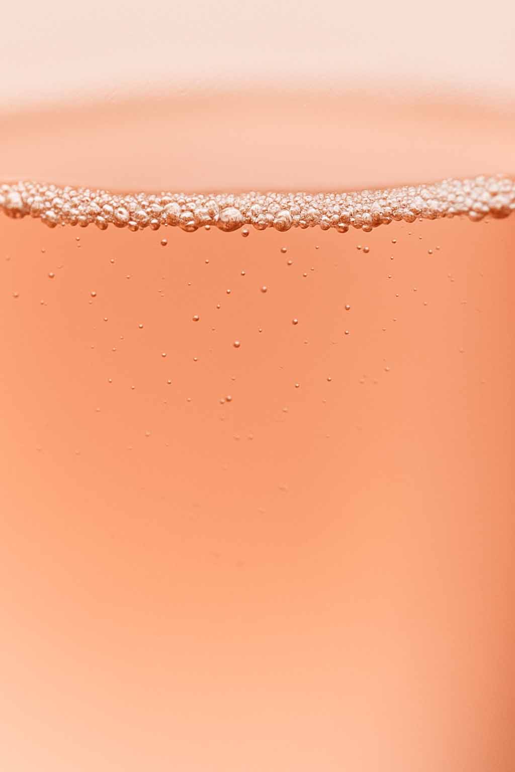 Closeup van een soepele Italiaanse roséwijn in het glas