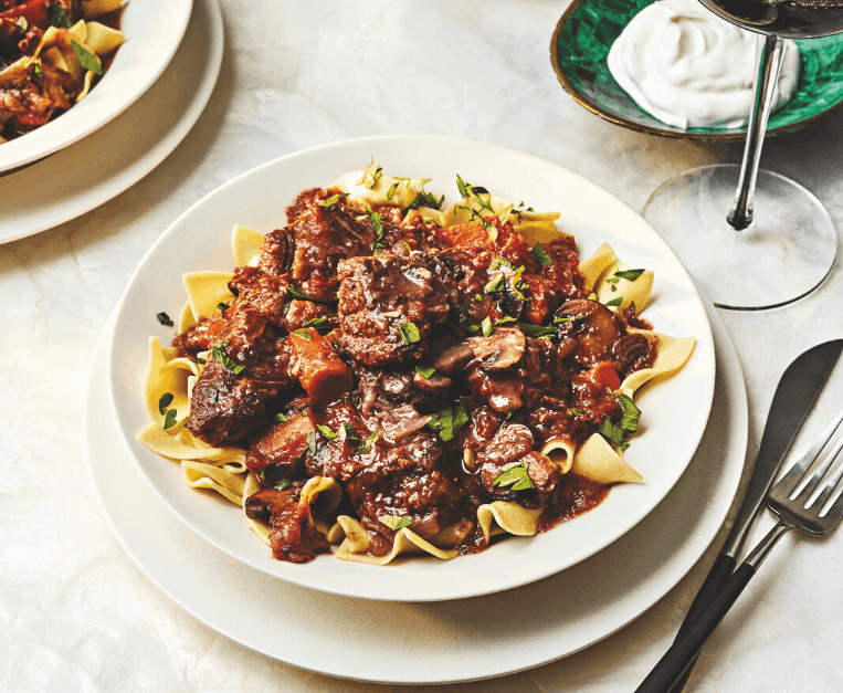 Glas Italiaanse Syrah bij stoofpot van wild